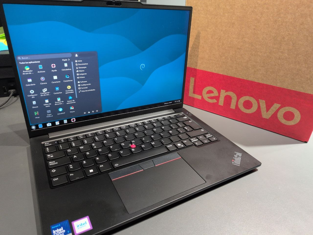 Lenovo Thinkpad E14 Gen8 encendido