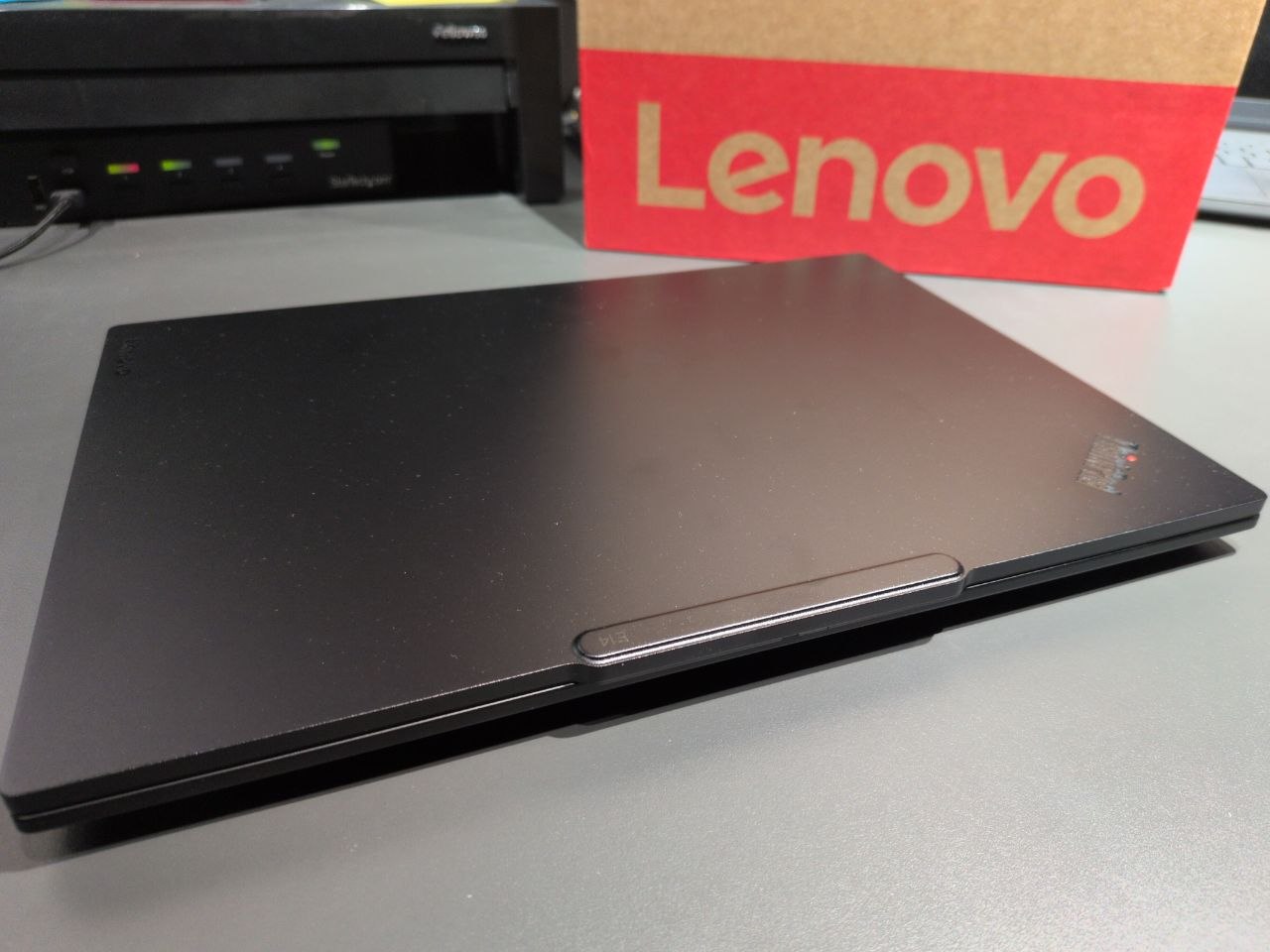Lenovo Thinkpad E14 Gen8 fuera caja