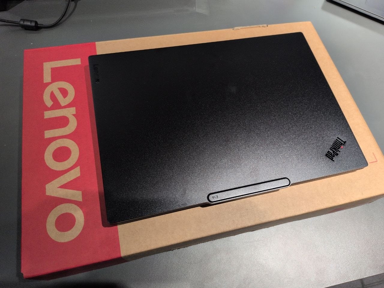 Lenovo Thinkpad E14 Gen8 sobre caja